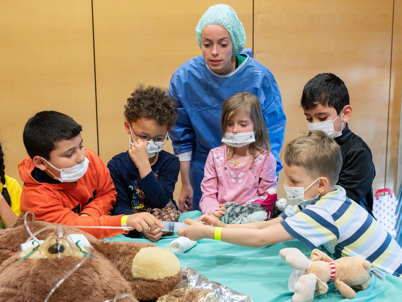 Wenn das Plüschtier krank ist, helfen Arzt und Ärztin im Teddy-Krankenhaus im Universitätsklinikum Dresden. Foto: UKD/Michael Kretzschmar