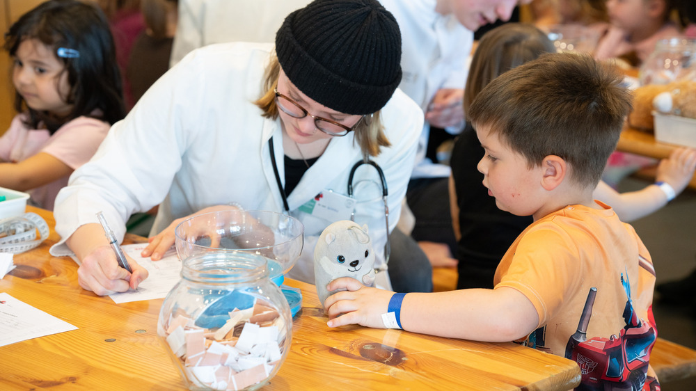 Wenn das Plüschtier krank ist, helfen Arzt und Ärztin im Teddy-Krankenhaus im Universitätsklinikum Dresden. Foto: UKD/Michael Kretzschmar