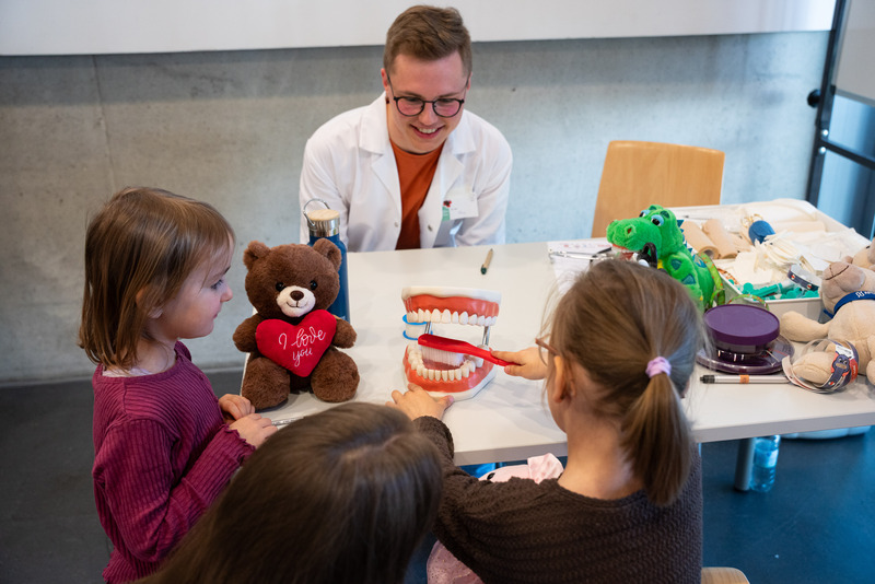 Wenn das Plüschtier krank ist, helfen Arzt und Ärztin im Teddy-Krankenhaus im Universitätsklinikum Dresden. Foto: UKD/Michael Kretzschmar