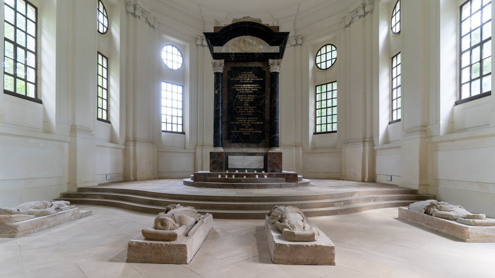 Das Mausoleum im Klosterpark Altzella mit den Grabsteinen der Stifterfamilie © Ben Walther
