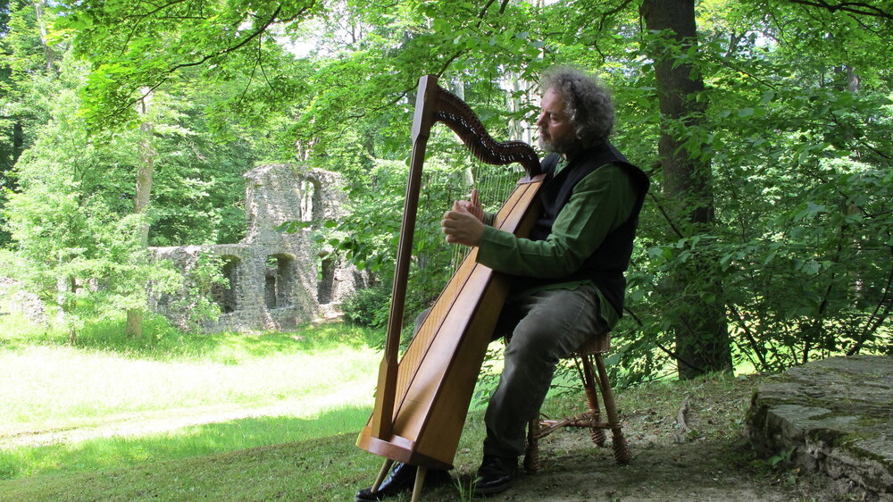 Stefan Weyh lädt zum ersten "Singenden, klingenden Klosterpark" der Saison ein. © Juliane Schikade