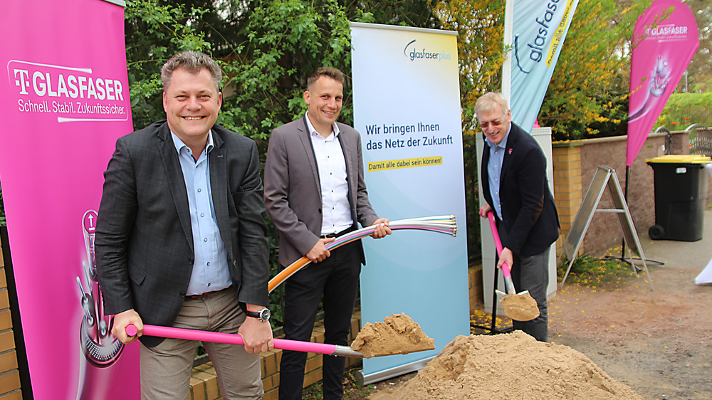 Symbolischer Glasfaser-Spatenstich in Coswig (v. l.): Oberbürgermeister Thomas Schubert, Projektleiter der Telekom Deutschland GmbH Eric Fritsch sowie Gebietsmanager Glasfaser Region Ost der Telekom Deutschland GmbH Kai Gärtner  Foto: Stadtverwaltung Coswig