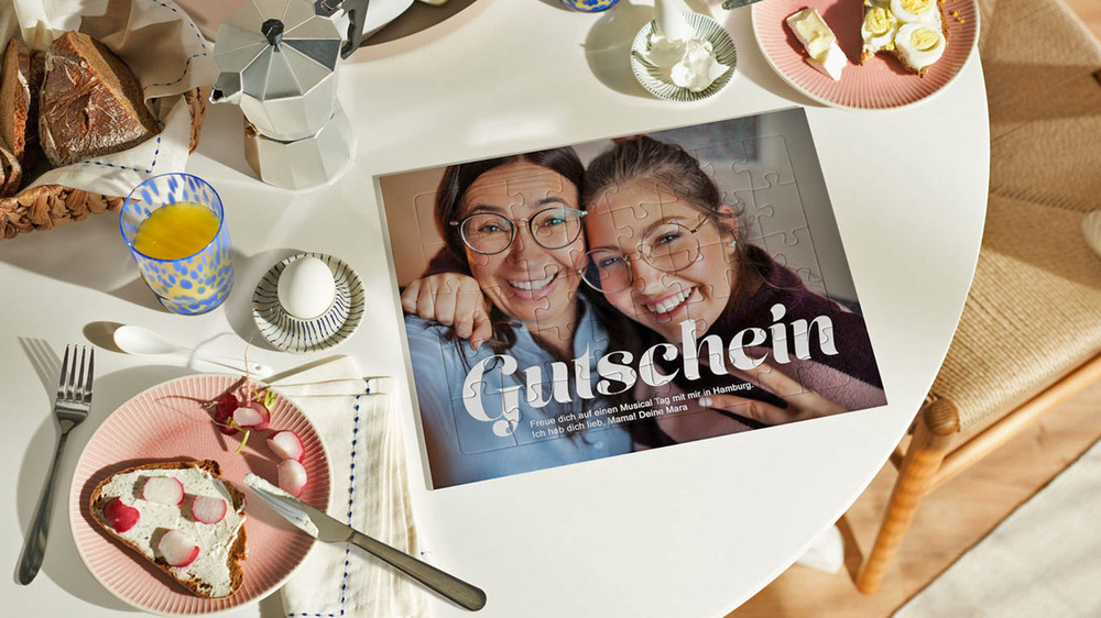 Schöne Momente zu zweit verschenken: Wenn bereits der individuell gestaltete Gutschein für einen Aha-Moment sorgt, gelingt die Überraschung garantiert. Foto: DJD/CEWE