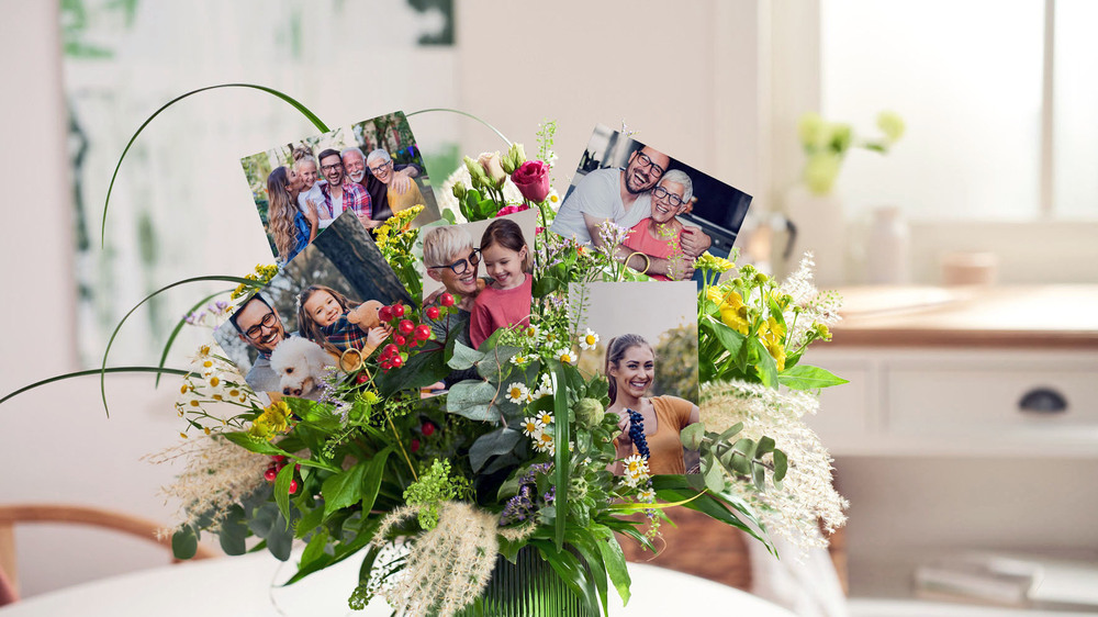 Blumen signalisieren, wie wichtig der Familie die Mutter ist. Mit Sofortfotos der Lieben wird der Strauß nochmal so schön. Foto: DJD/CEWE