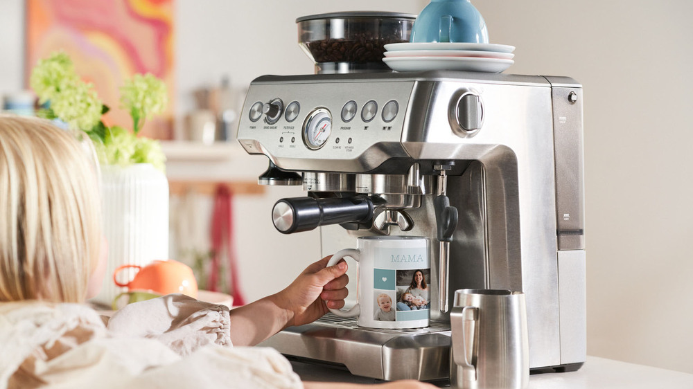 Ein Geschenk, das lange Freude bereitet: Die Tasse mit den Fotos der Liebsten ist auch nach dem Muttertag garantiert täglich in Gebrauch. Foto: DJD/CEWE