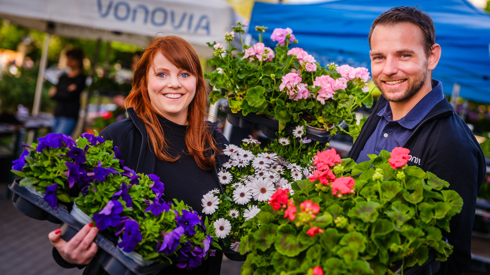 VONOVIA verschenkt  Blumen. Fotonachweis: Vonovia SE / Andre Wirsig