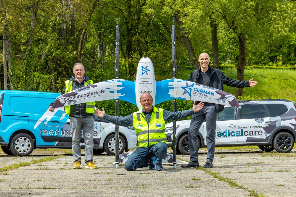 Eike Oehm (Gesellschafter German Copters DLS GmbH), René Micknaß (Geschäftsführer German Copters DLS GmbH), Thomas Kirchner (Medizinisches Labor Ostsachsen) - v.l.n.r.   Foto: German Copters/Amelie Jehmlich