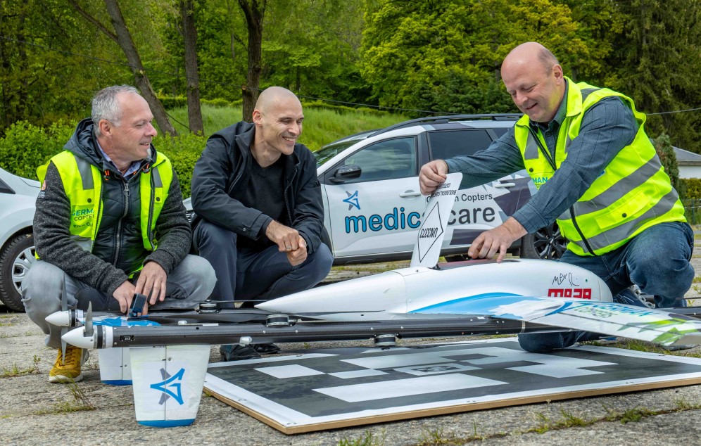 Eike Oehm (Gesellschafter German Copters DLS GmbH), René Micknaß (Geschäftsführer German Copters DLS GmbH), Thomas Kirchner (Medizinisches Labor Ostsachsen) - v.l.n.r. Foto: German Copters/Amelie Jehmlich