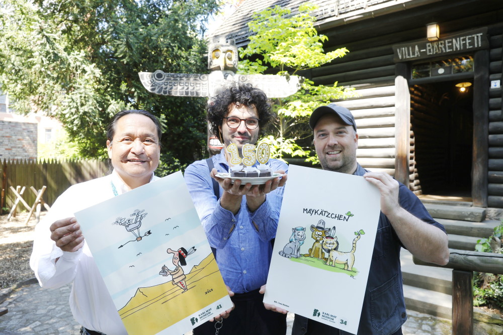 Kevin Manygoats,  Björn Reinemer und Robin Leipold mit Winnetou Karikaturen und Mini Geburtstagtorte für Winnetou  Foto: © Sylvio Dittrich
