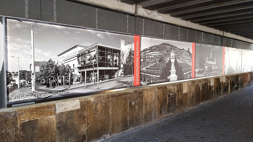 Auf der Seite zu den Bahnsteigen  wurden Radebeuler Motive in Szene gesetzt. Foto: MeiDresden.de