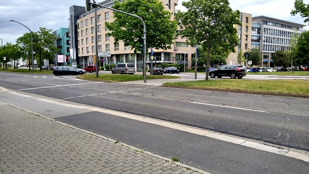 Ab Montag, 19. Mai 2025, bis voraussichtlich Anfang Oktober 2025 baut die Landeshauptstadt Dresden den Kreuzungsbereich Budapester Straße/Schweizer Straße um. Foto: MeiDresden.de/ Frank Loose