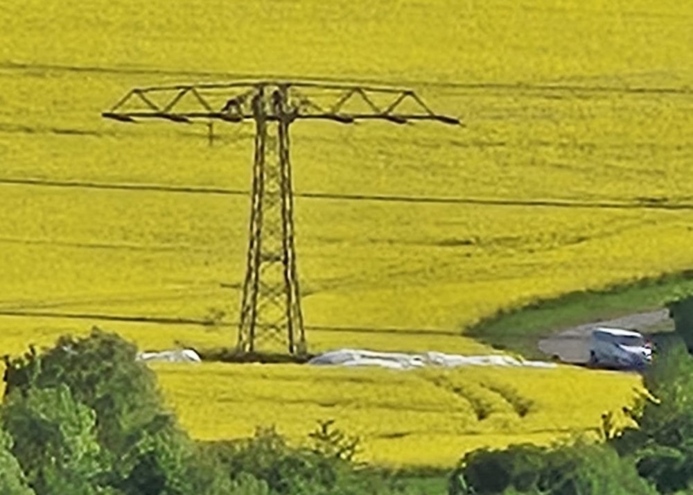 Einebenen-Strommast  Handyfoto  © Leserfoto