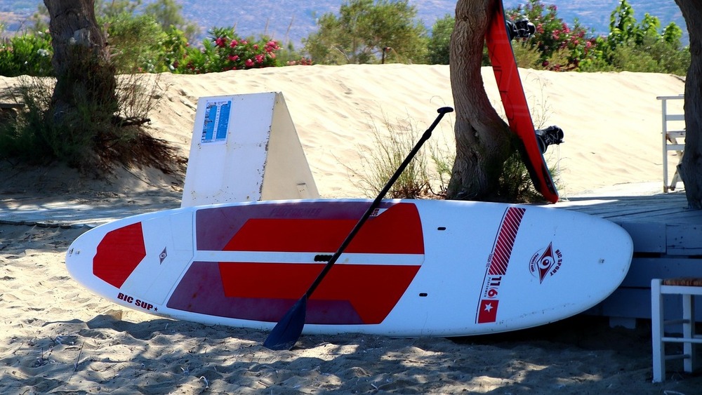 Pünktlich zum Start der Freiluftsaison hat die Stiftung Warentest Stand-up-Paddle-Boards (SUPs) getestet. Symbolfoto (Pixabay)