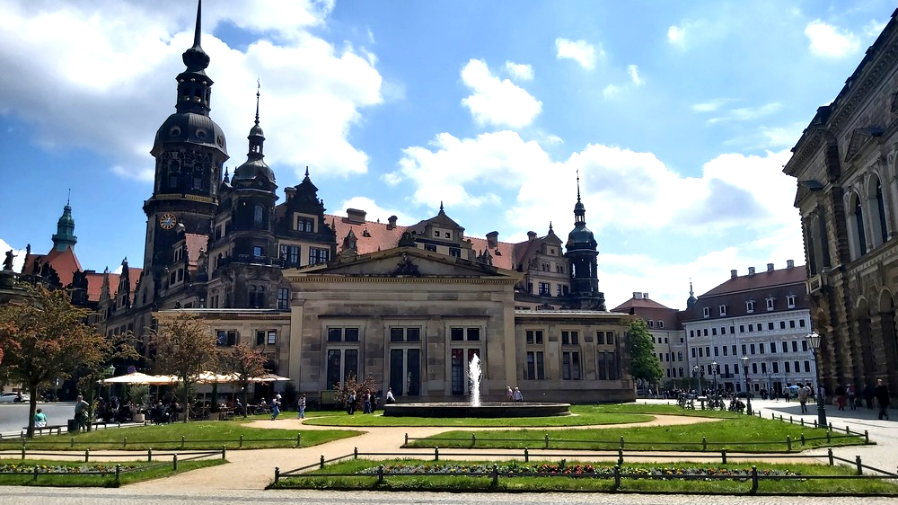 Das Dresdner Schloss. mit der Schinkelwache im  Vordergrund Foto: MeiDresden.de