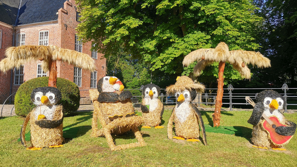 Die Pinguine verbringen in Probsteierhagen ihren Sommerurlaub. Mit der Strohinstallation sollte auf den Klimawandel aufmerksam gemacht werden. Foto: DJD/Probstei Tourismus Marketing