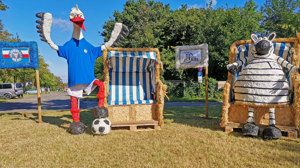 Mit Hand und Fuß zum Erfolg: In Laboe wurden die Erfolge der Handballer des THW Kiel und der Fußballer von Holstein Kiel mit den jeweiligen Maskottchen gefeiert. Holstein Kiel war 2024 erstmals in die Fußball-Bundesliga aufgestiegen. Foto: DJD/Probstei Tourismus Marketing