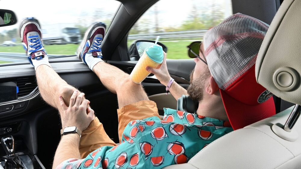 Liegen und Lümmeln - DEKRA gibt wichtige Tipps zur richtigen Einstellung von Autositzen . Foto: DEKRA