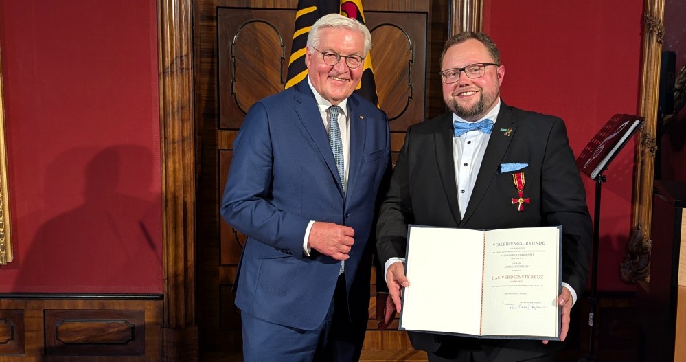 Frank Walther Steinmeier verleiht Bundesverdienstorden an Andreas Führlich      Foto Antje Führlich