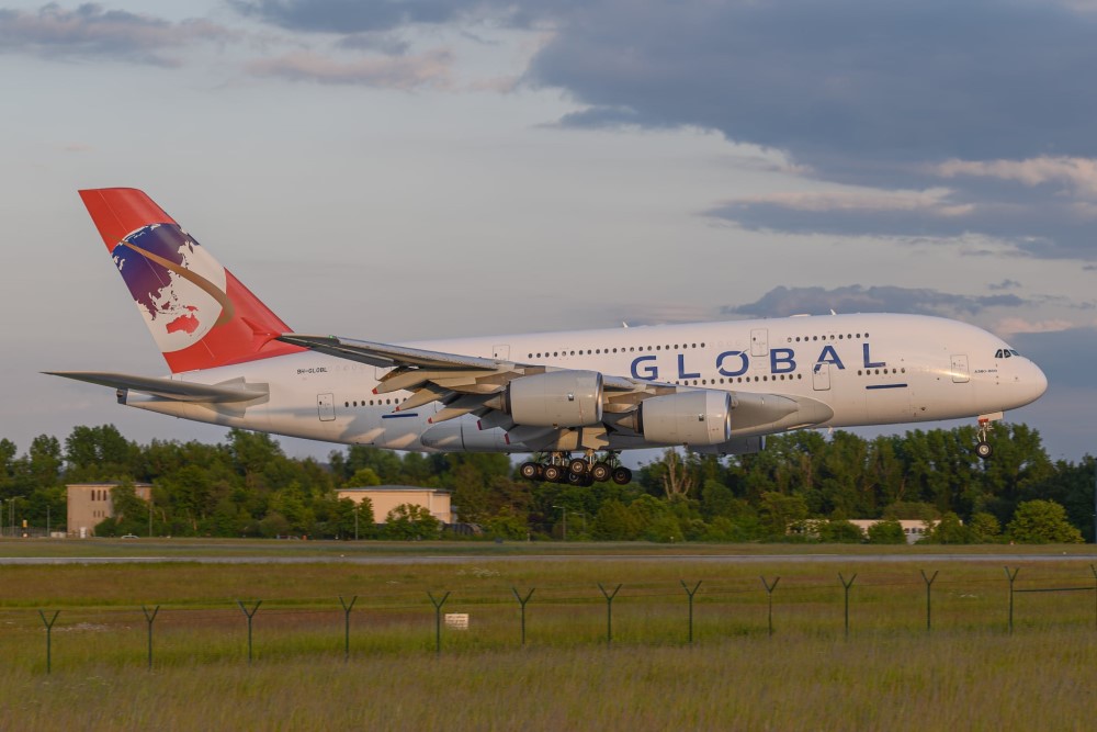 A380 GLOBAL bei der erneuten Landung am Montagabend in Dresden   Foto: © Leserfoto DS