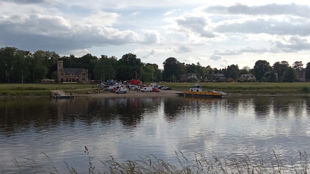An der Fähre in Laubegast hat die Polizei und Geuerwehr Dresden ihren Stützpunkt aufgebaut   Foto: © Leserfoto