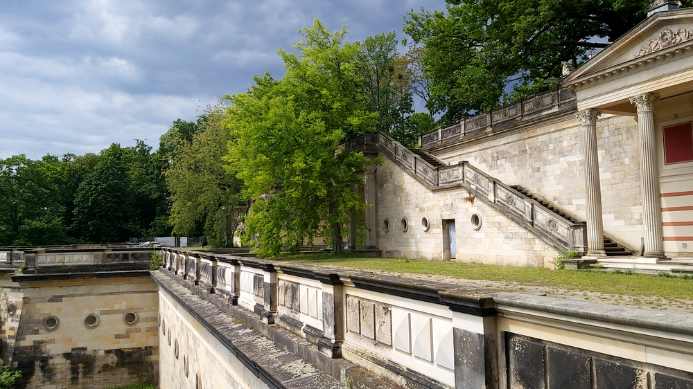 Seit Jahren befindet sich das Gelände des Römischen Bades unterhalb vom Schloß Albrechtsberg in einem sehr schlechten Zustand. doch das sol sich nun ändern. Foto: MeiDresden.de