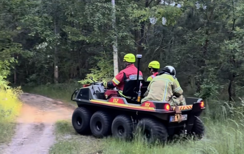 © Feuerwehr Dresden Spontane Unterstützung erhielten die Einsatzkräfte von einer Betriebsfeuerwehr mit einem Allradfahrzeug, welche beim Transport durch unwegsames Gelände half.