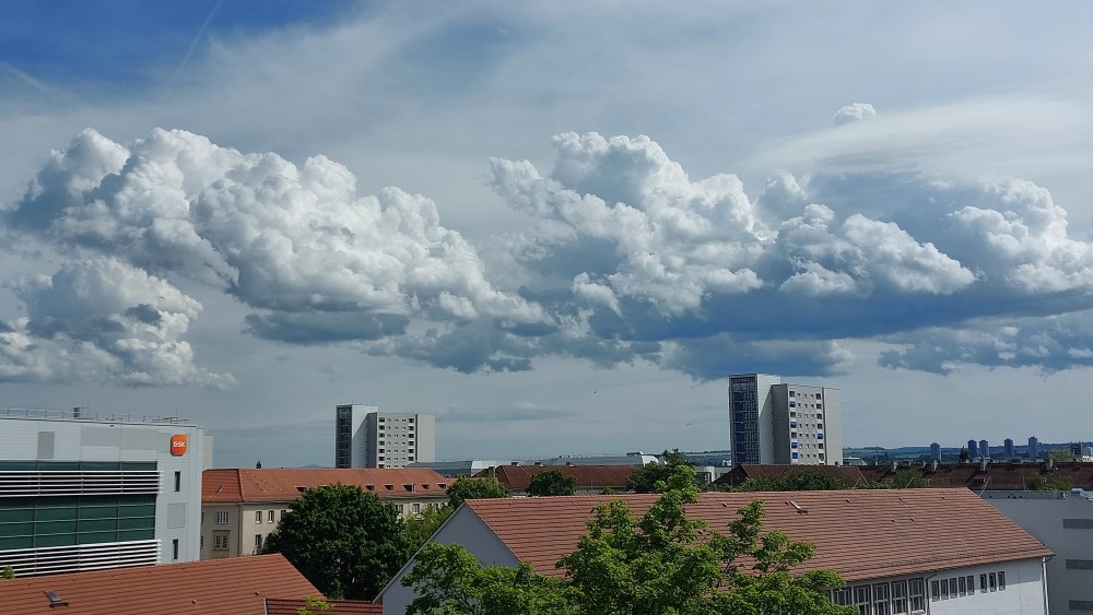 15:34:20 Uhr - Bereits am Nachmittag hatten sich große Kumuluswolken gebildet   Foto: © MeiDresden.de