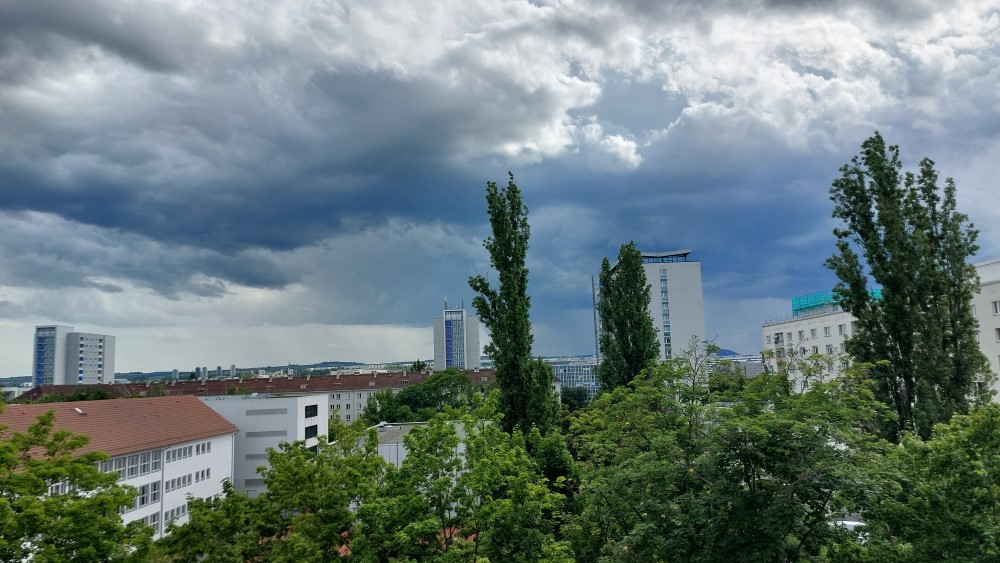  16:28: 57 Uhr - Erste dunkle Wolken zogen auf  - Rechts neben dem Hochhaus ist in Freital der Windberg schon nicht mehr sichtbar Foto: © MeiDresden.de