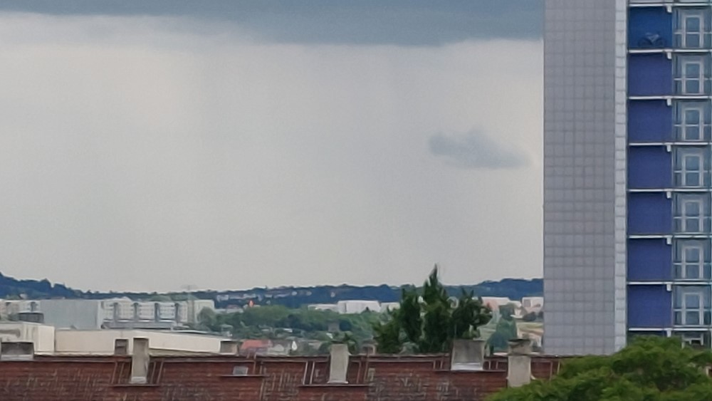 16:30:25 Uhr In Bannewitz sieht man wie der regen runter kommt  Foto: © MeiDresden.de