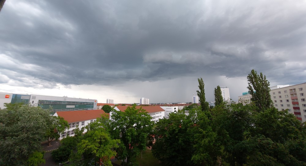 16:47:46 Uhr   Deutlicher ist der Regen nicht zu erkennen.   Hochhäuser in Dresden-Zschertnitz verschwunden  Foto: © MeiDresden.de