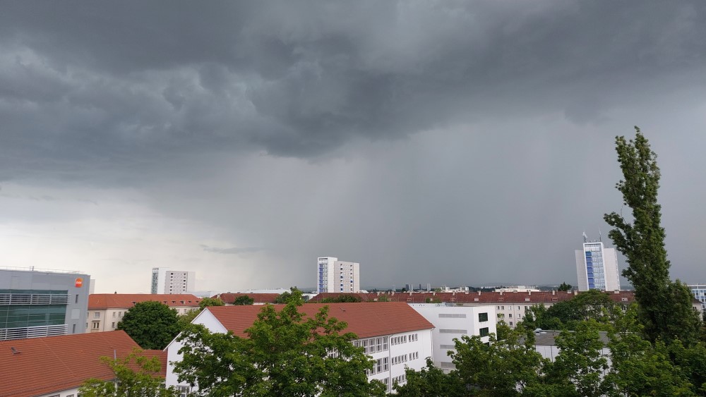 16:49:47 Uhr   Unaufhaltsam drückt das Gewitter   Hochhäuser in Dresden-Zschertnitz
