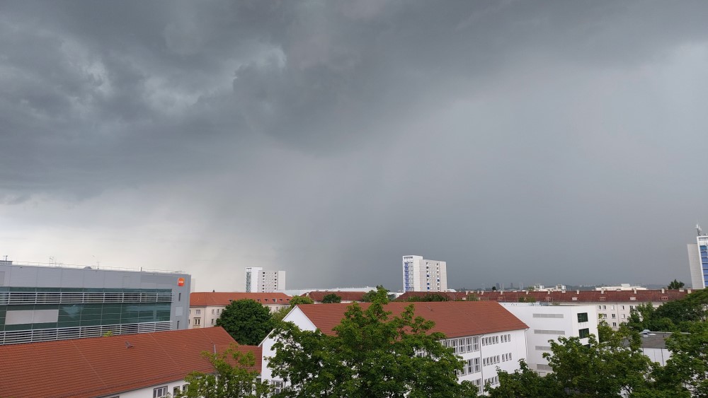 16:51:41 Uhr Gewitter schiebt sich weiter - Die Kirche in Dresden-Strehlen ist nicht mehr zu sehen   Foto: © MeiDresden.de