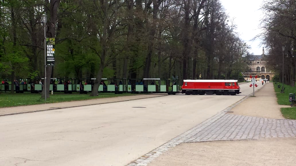 Die Dresdner Parkeisenbahn erfreut sich bei jung und alt großer Beliebtheit. Foto: MeiDresden.de