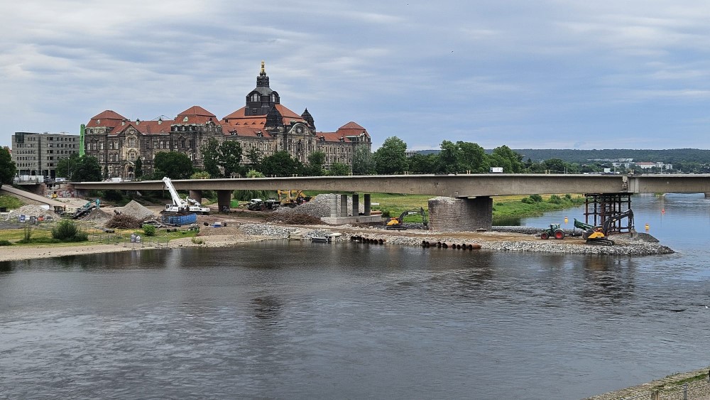 Blick auf den Rest der der Carolabrücke mit Baustraße und den Brückenzügen B und A  Foto: © Steffen Natzschka