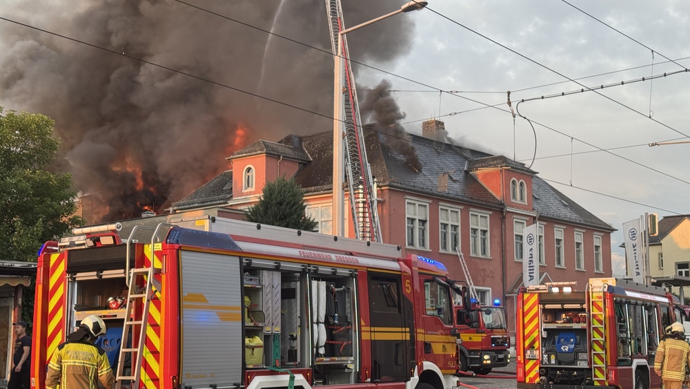 © Feuerwehr Dresden Die starke Rauchentwicklung zieht in Richtung Heidenau.