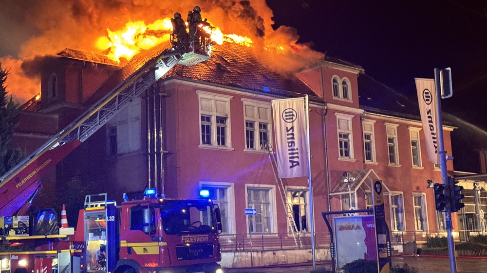 © Feuerwehr Dresden Gegen 23 Uhr zündet der Dachstuhl kontrolliert durch