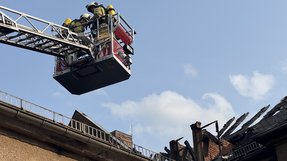 © Feuerwehr Dresden Vom Korb einer Drehleiter aus wurde der Brand mit einem Strahlrohr gelöscht.