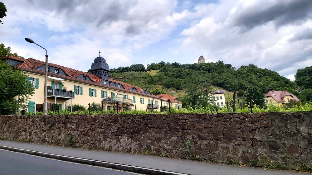 Die Gebäude der ehemaligen Sektkellerei Bussard, zu DDR Zeiten als Discothek genutzt wurden zu Wohnungen umgebaut. Oberhalb trohnt der Wasserturm auf dem Weinberg. Foto: MeiDresden.de/Frank Loose