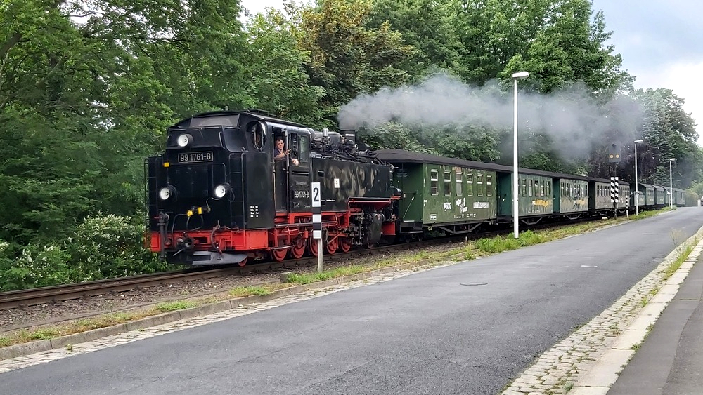 Die über 100 Jahre alte Lößnitzgrundbahn lädt fast das ganze Jahr zu Fahrten durch den romantischen Lößnitzgrund nach Moritzburg und Radeburg ein.. Foto: MeiDresden.de/Frank Loose