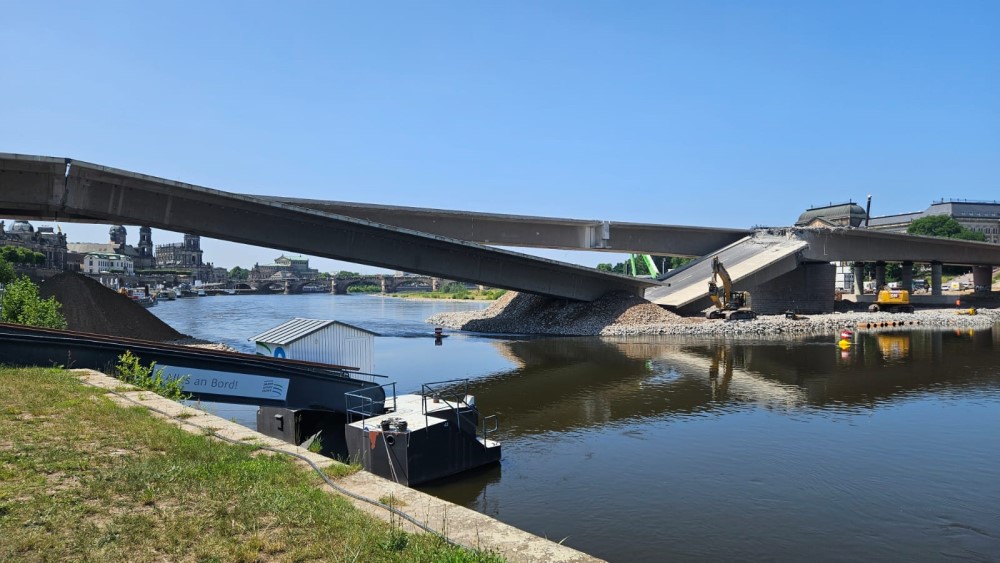 Um 13:14 Uhr ist der Brückenzug A der Carolabrücke zusammen gebrochen  Foto: © Steffen Natzschka