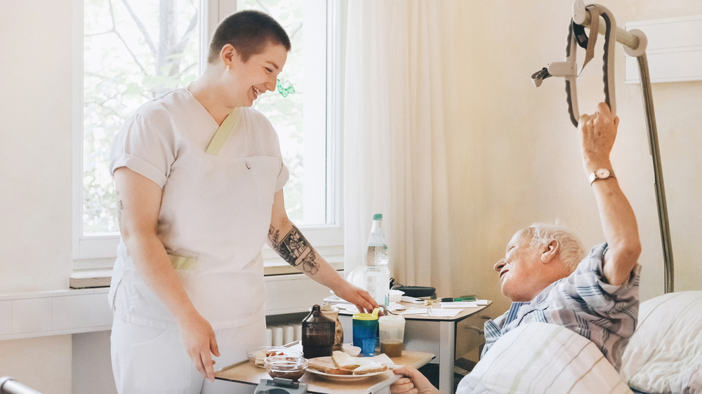 Pflegerische Zuwendung auf der Palliativstation im St. Joseph-Stift. Foto: Die Pixelschieber / Krankenhaus St. Joseph-Stift Dresden