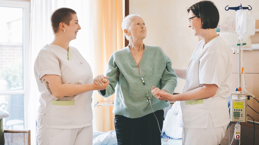 Pflegerische Zuwendung auf der Palliativstation im St. Joseph-Stift. Foto: Die Pixelschieber / Krankenhaus St. Joseph-Stift Dresden