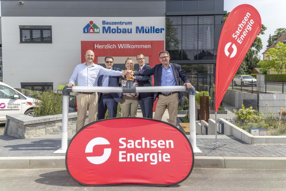 v.l.n.r.): Patrick Herold (Mobau Müller), Steffen Lehmann (Sächsisches Staatsministerium für Wirtschaft, Arbeit, Energie und Klimaschutz), Kati Zuber (Landratsamt Sächsische Schweiz-Osterzgebirge), Heiko Wersig (Bürgermeister Bannewitz), Jens Schaller (SachsenEnergie)  Foto: SachsenEnergie