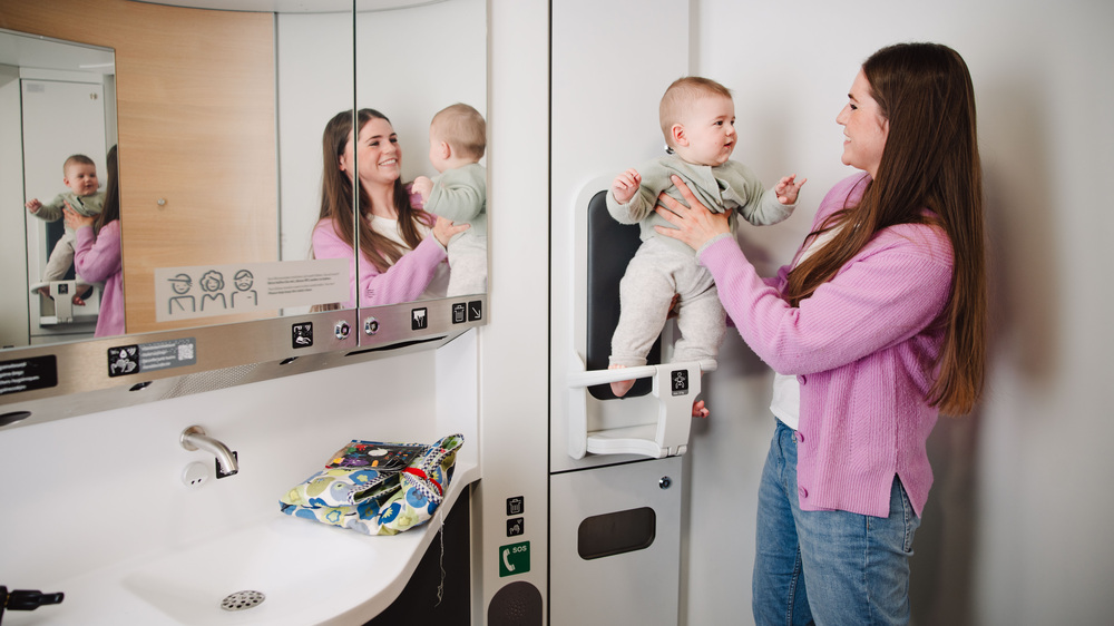 Babysitz im WC des ICE 3neo Foto: Deutsche Bahn AG / NÓI CREW