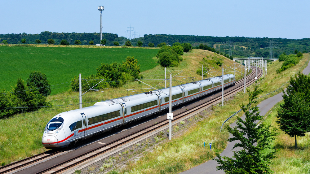 Ein ICE 3neo Baureihe 408 des DB Fernverkehr unterwegs auf der Schnellfahrstrecke (SFS - VDE 8) durch Thüringen - hier bei Herrengosserstedt. Foto: Deutsche Bahn AG / Frank Barteld