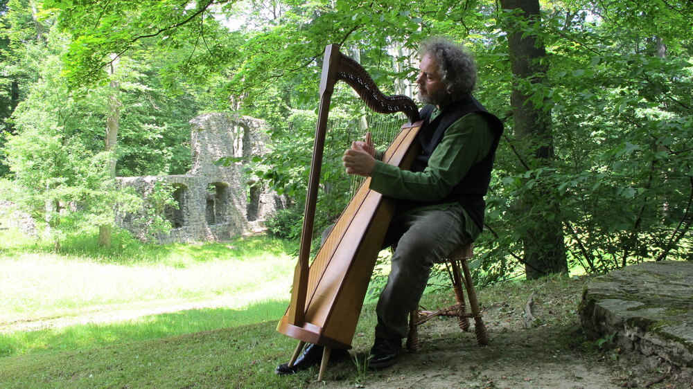 Stefan Weyh lädt zum "Singenden, klingenden Klosterpark" in den Klosterpark Altzella ein. © Juliane Schikade