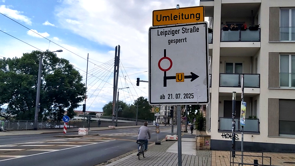 Auch  der Autoverkehr wird durch die Gleisbaustelle weiträumig umgeleitet. Foto: MeiDresden.de