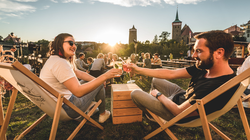 Cheers! Einen Sundowner in Ehren kann niemand verwehren. In Bautzen gibt es einen schönen Platz dafür. Foto: DJD/Stadt Bautzen/Philipp Herfort