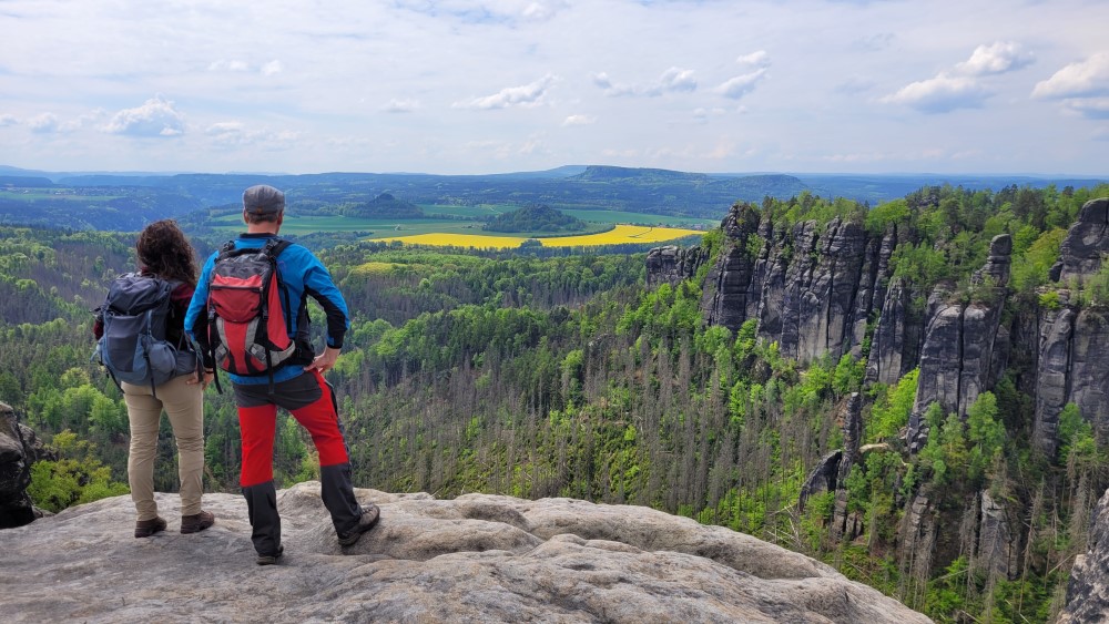 Heringsgrund Ausblick mit Wanderer    Foto: Hp. Mayr Ob individuell oder mit erfahrenem Nationalparkführer bietet die Nationalparkregion Sächsische Schweiz gerade in der Ferienzeit viele intensive Naturerlebnisse.