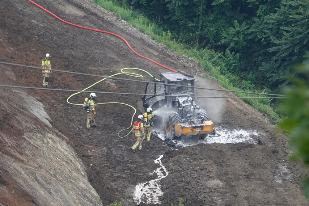 © Roland Halkasch - Einsatzkräfte bei der Brandbekämpfung auf der Collmberghalde